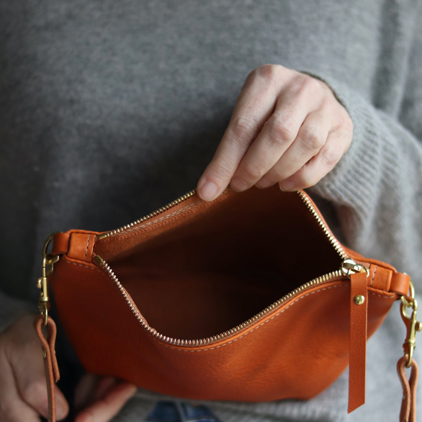 Small Leather Convertible Crossbody Clutch Bag - Tan Pebble