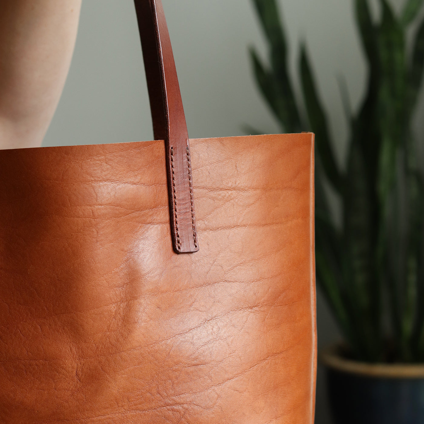 Minimalist Leather Tote - Luxe Brown