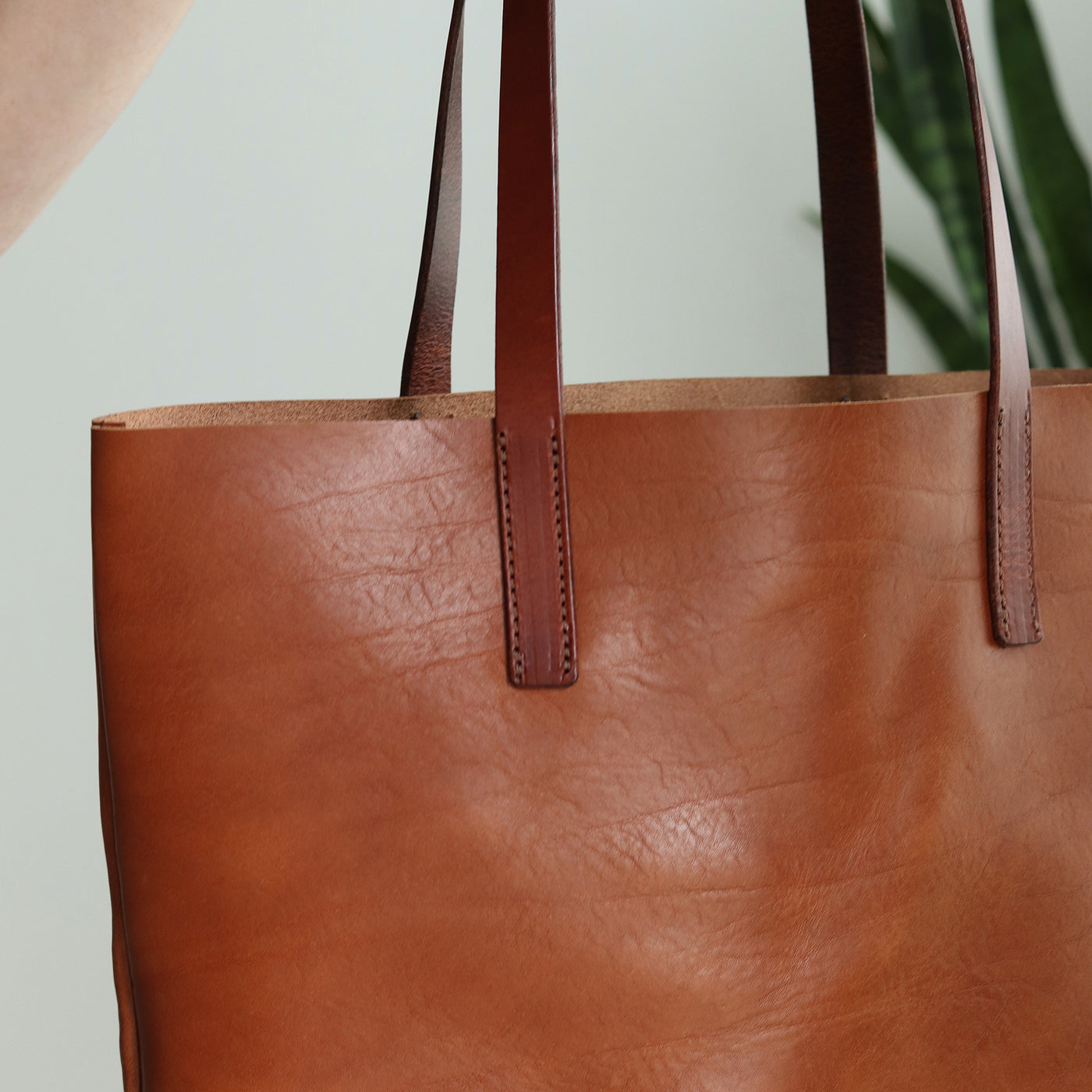 Minimalist Leather Tote - Luxe Brown