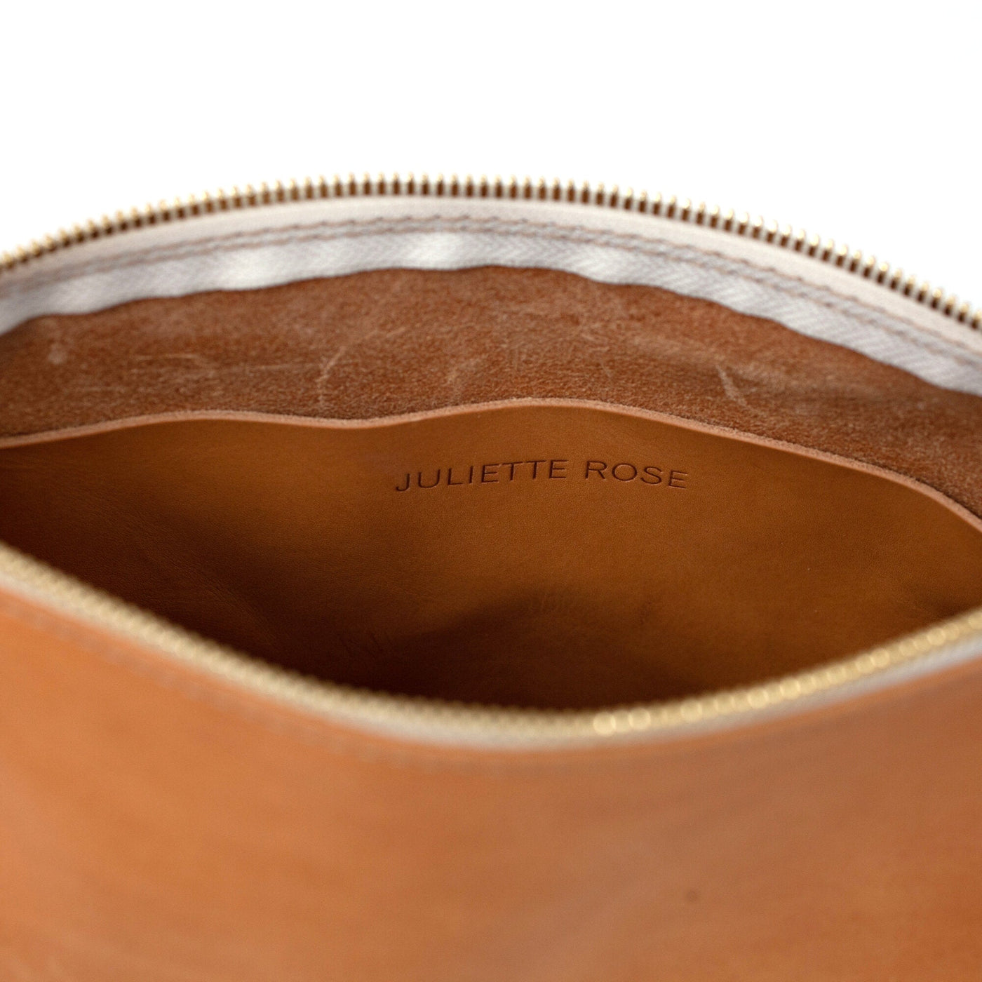 Interior slip pocket of Juliette Rose Designs handmade leather bag in beige color, handmade with vegetable tanned leather and with a top zipper closure.